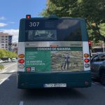 Vista trasera de un autobús urbano de Pamplona rotulado con la campaña de Cordero de Navarra