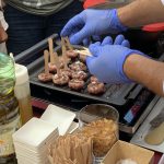 Preparación de minihamburguesas de Cordero de Navarra durante la Fiesta de La Sal en Salinas de Oro