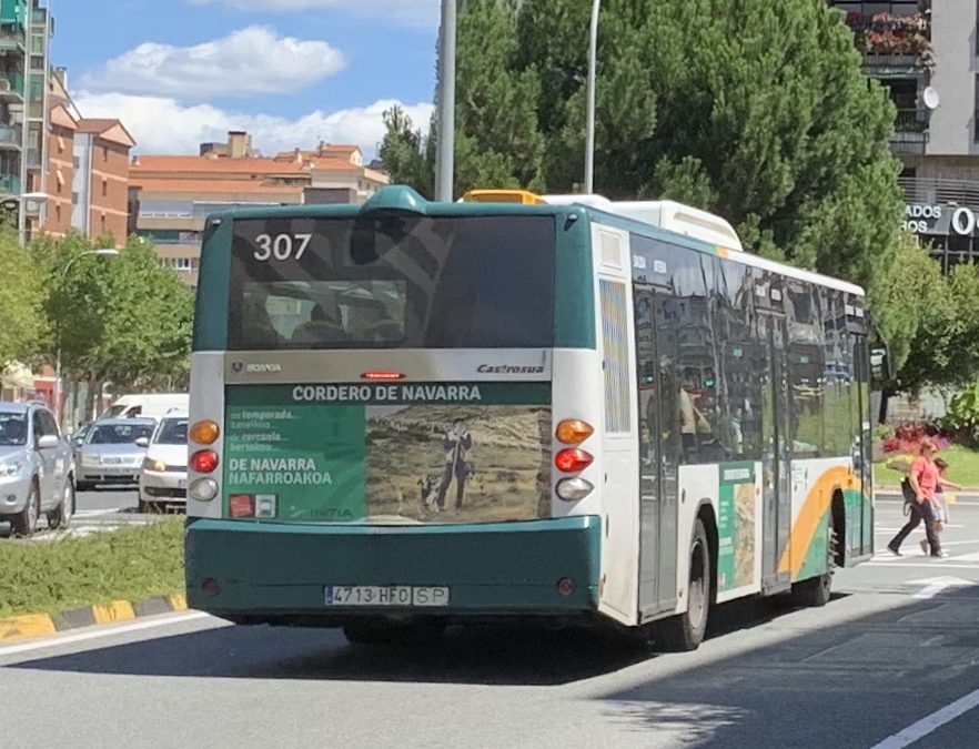 Vista trasera de un autobús urbano de Pamplona rotulado con la campaña de Cordero de Navarra