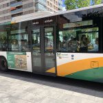Vista lateral de un autobús urbano de Pamplona rotulado con la campaña de Cordero de Navarra