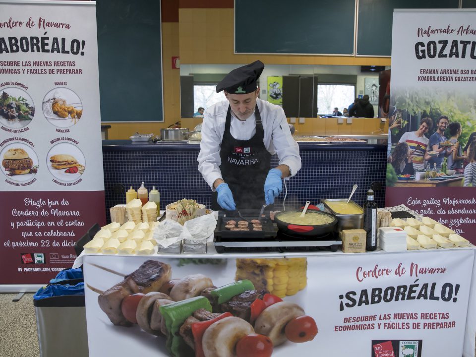 El cocinero y nutricionista Juan Carlos Fernández preparando Cordero de Navarra en la Universidad Pública de Navarra