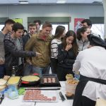 Estudiantes de la Universidad Pública de Navarra esperando a degustar el Cordero de Navarra