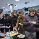 Estudiantes de la Universidad Pública de Navarra degustando el Cordero de Navarra